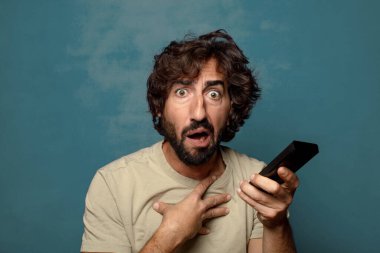 Uzaktan kumandalı sakallı genç bir adam.