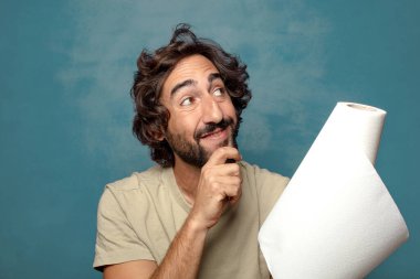 Genç, sakallı, kağıt havlu sarılı bir adam.