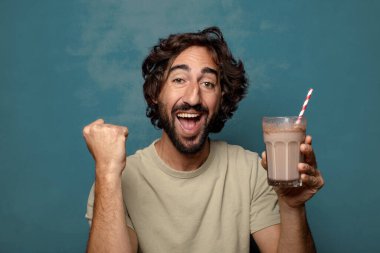 Çikolatalı milkshake 'li genç, sakallı adam.