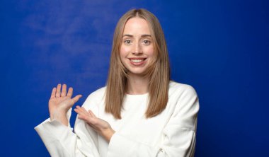 Mutlu ve neşeli hissediyorum, gülümsüyorum ve hoş karşılıyorum, seni dostça bir jestle içeri davet ediyorum.