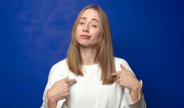 Gururlu, kibirli, mutlu, şaşırmış ve tatmin olmuş, kendini gösteren, kazanan gibi hisseden