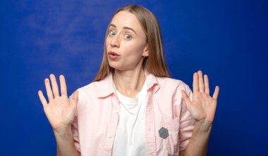 Kadın gergin, endişeli ve endişeli görünüyor. Benim hatam olmadığını söylüyor. Yoksa ben yapmadım. 