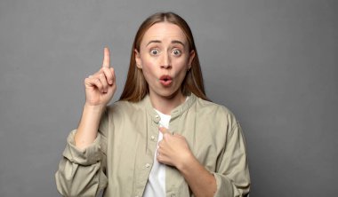 sarışın genç yetişkin kadın