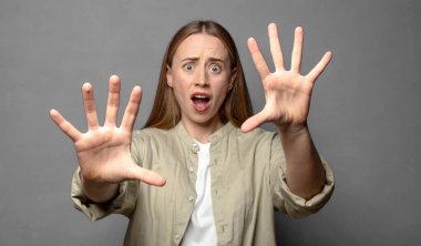 Sersemlemiş ve korkmuş hissediyorum. Korkutucu bir şeyden korkuyorum. Ellerim açık, uzak dur diyorum.