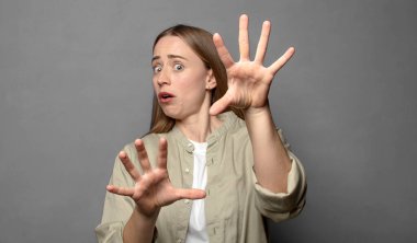 Korkuyorum, geri çekiliyorum ve korku ve panik içinde çığlık atıyorum. Kabusa tepki veriyorum.