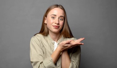 Gülümseyen, kendinden emin, başarılı ve mutlu hisseden, fotokopi alanında konsept veya fikir gösteren