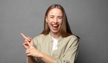 Gülümsüyor ve bir objeyi göstererek veya reklamını yaparak avucunun içindeki kopyalama alanını işaret ediyor.