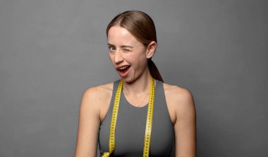 Mutlu ve arkadaş canlısı görünüyor, gülümsüyor ve olumlu bir tavırla sana göz kırpıyor. fitness konsepti