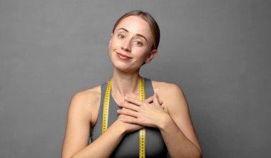 Romantik, mutlu ve aşık olmak, neşeyle gülümsemek ve kalbe yakın el ele tutuşmak. fitness konsepti