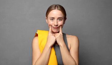 Kendi sahte gülüşüne güvenerek gülümsüyor. fitness konsepti