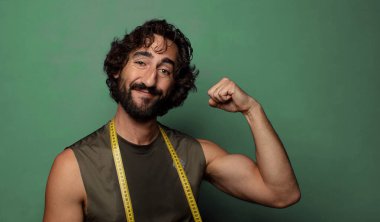 Genç, sakallı bir adam. fitness ve diyet konsepti