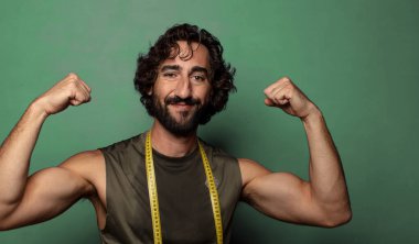 Genç, sakallı bir adam. fitness ve diyet konsepti