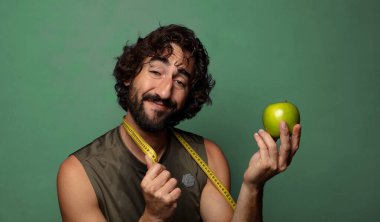 Genç, sakallı bir adam. fitness ve diyet konsepti