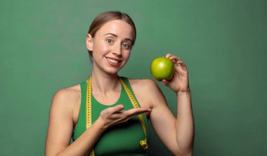 Genç, sarışın bir kadın. fitness konsepti