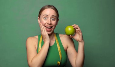 Genç, sarışın bir kadın. fitness konsepti