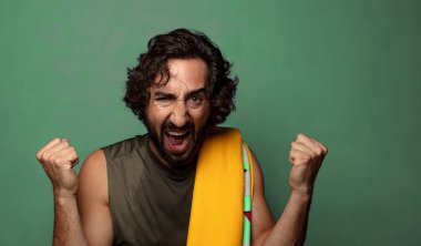 Havlusu olan genç, sakallı bir adam. fitness konsepti