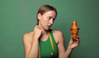 Genç, sarışın bir kadın. fitness konsepti