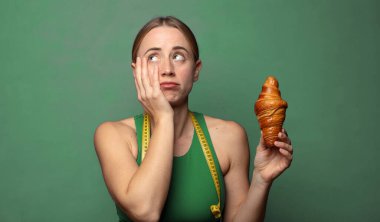 Genç, sarışın bir kadın. fitness konsepti