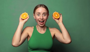 Genç, sarışın bir kadın. fitness konsepti