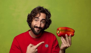 Genç, sakallı, kırmızı biberli adam.