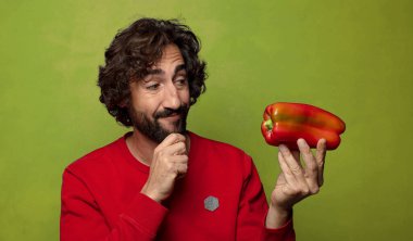 Genç, sakallı, kırmızı biberli adam.