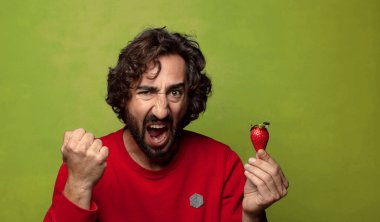 Çilekli genç, sakallı adam.