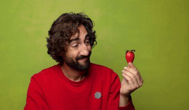 Çilekli genç, sakallı adam.