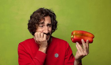 Genç, sakallı, kırmızı biberli adam.