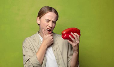 Kırmızı biberli genç sarışın kadın.