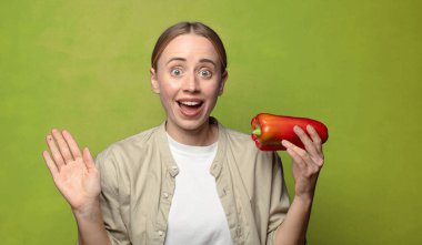 Kırmızı biberli genç sarışın kadın.