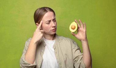 Avokadosu olan sarışın genç bir kadın.