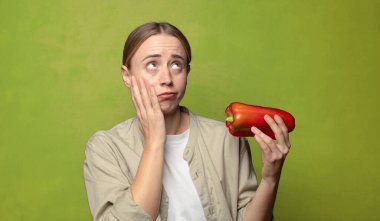 Kırmızı biberli genç sarışın kadın.