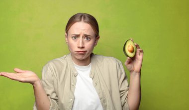 Avokadosu olan sarışın genç bir kadın.