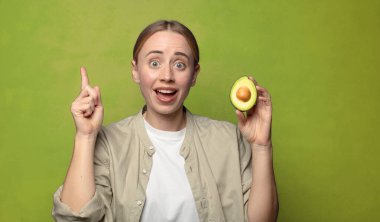 Avokadosu olan sarışın genç bir kadın.