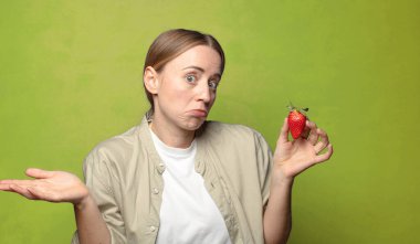 Çilekli genç sarışın kadın.