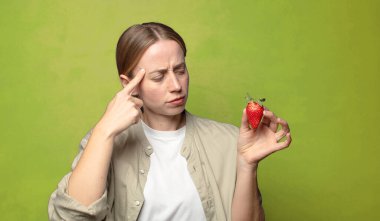 Çilekli genç sarışın kadın.