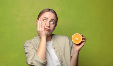 Genç, sarışın, turuncu bir kadın.