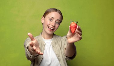 Çilekli genç sarışın kadın.