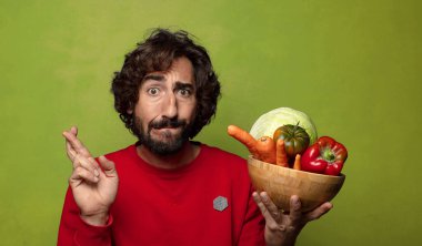 Sebzeli sakallı genç adam.