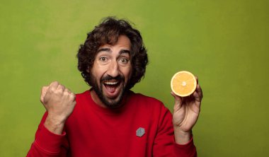 Portakallı genç, sakallı adam.