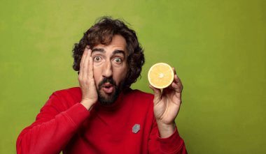 Portakallı genç, sakallı adam.