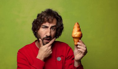 Genç, sakallı bir adam. Hamamböceği kavramı kruvasan kavramı