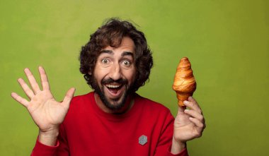 Genç, sakallı bir adam. Hamamböceği kavramı kruvasan kavramı