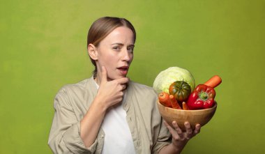 Sebzeli genç sarışın kadın. Hamamböceği kavramı kruvasan kavramı