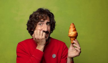 Genç, sakallı bir adam. Hamamböceği kavramı kruvasan kavramı