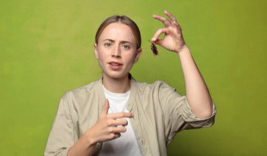 Genç, sarışın bir kadın. hamamböceği konsepti