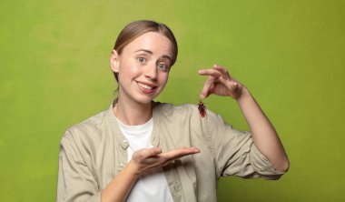 Genç, sarışın bir kadın. hamamböceği konsepti