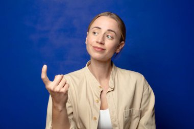 Sarışın kadın kendini mutlu, başarılı ve kendinden emin hissediyor. Meydan okumayla yüzleşip 