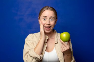 Elmalı genç sarışın kadın.