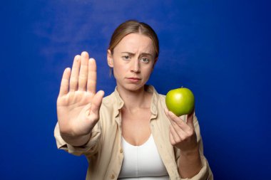 Elmalı genç sarışın kadın.